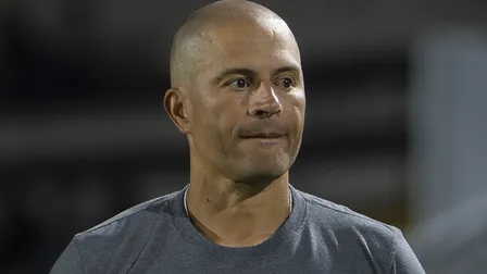 Time de Alex marca no fim e aproxima o Londrina do rebaixamento na Série B