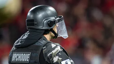 Protestos, bombas e tentativa de invasão na Ligga Arena após vexame do Athletico; veja imagens