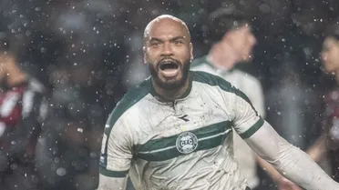 Herói do Atletiba, Moledo exalta Coritiba: “Lutamos até o final”