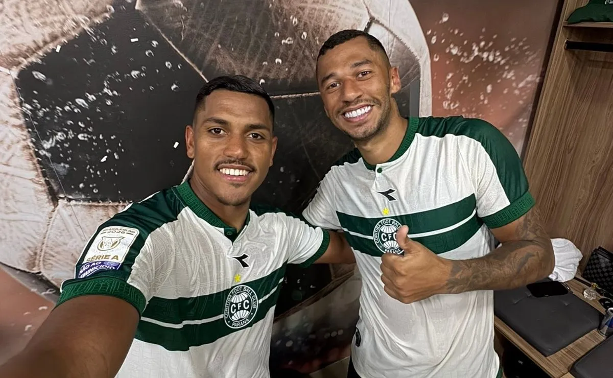 Pedro Rocha e Fabinho comemoram gols do Coritiba contra o Remo