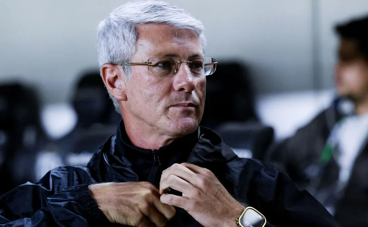 Odair Hellmann durante partida do Athletico no Campeonato Brasileiro