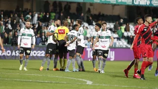 Coritiba dispara contra a arbitragem: “Quem vai dar vermelho ao árbitro?”