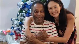 Pelé, ao lado da esposa, cumprimenta seguidores e diz viver ‘momentos de amor’