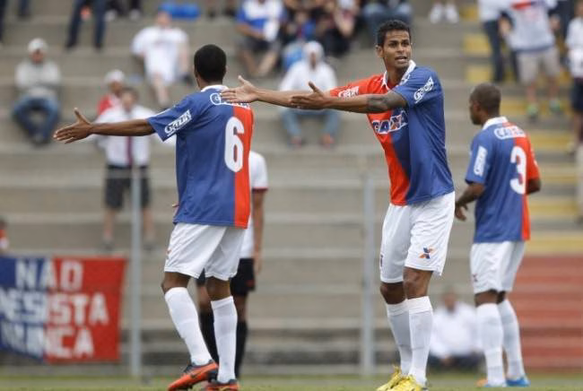 Naylhor lamenta a desclassificação do Paraná diante do Atlético (Foto: Albari Rosa / Gazeta do Povo)