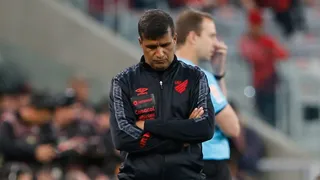 Torcida do Athletico volta a pedir saída de Wesley Carvalho: “fora estagiário”; técnico responde