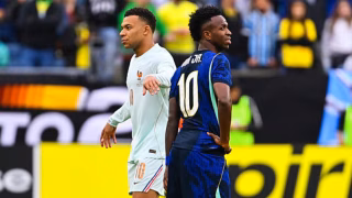 Mbappé dá aula a Vini Jr. e seleção junta cacos antes da Copa do Mundo