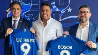Ronaldo incomoda credores ao dar camisa do Cruzeiro a ministro do TST