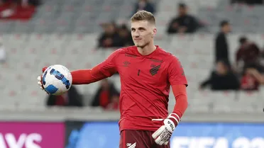 Bento sofre lesão, segue fora no Athletico e é cortado da seleção brasileira