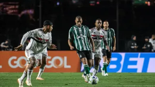 Slimani entra no top-3 da artilharia do Coritiba no Brasileirão e anima torcida