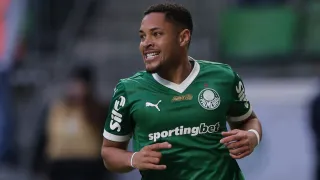 Vitor Roque deixa jornal espanhol assustado após goleada do Palmeiras