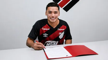 Camisa 10 do time sub-17 do Athletico assina primeiro contrato profissional