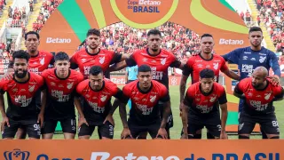 Barbieri escala volante na lateral, vê torcida do Athletico furiosa e cita zebra