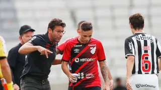 “Fiquei muito satisfeito com a atuação”, diz Valentim mesmo após derrota