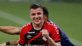 Com dez gols, Renato Kayzer se isola na artilharia do Athletico na temporada