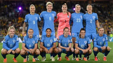 Inglaterra bate Austrália, frustra torcida local e vai buscar título inédito