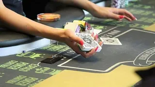 Casa de poker abre curso para dealers. Saiba o salário e como é a profissão
