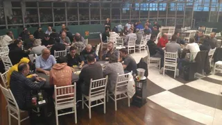 Clima de jogo entre amigos marca poker nos clubes sociais de Curitiba