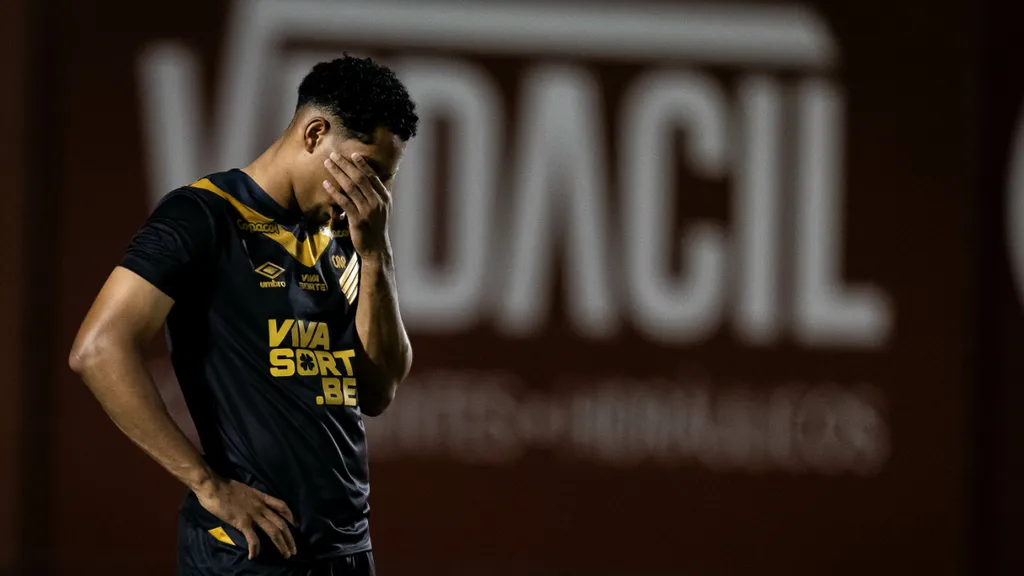 Zagueiro Habraão lamenta derrota do Athletico para o Vila Nova