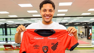 Vitor Roque se despede do Athletico e recebe mensagens de jogadores