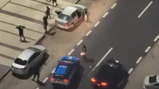 Torcida do Vasco faz foguetórios de madrugada em frente a hotel do Athletico