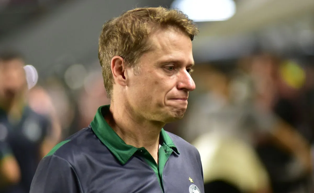 Fernando Seabra, técnico do Coritiba, durante jogo contra o Santos na Vila Belmiro.
