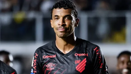 Jogador e ex-técnico do Athletico caem em golpe promovido por ex-Flamengo