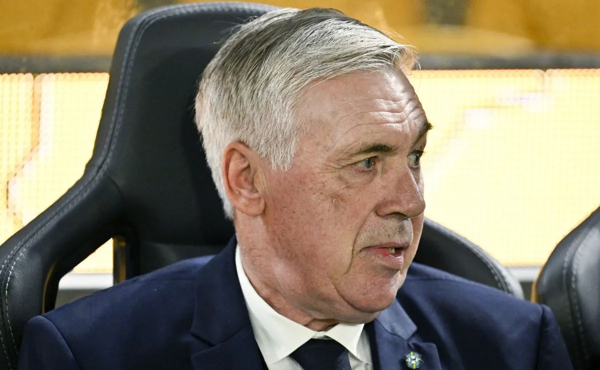 Carlo Ancelotti no banco de reservas da Seleção Brasileira durante partida