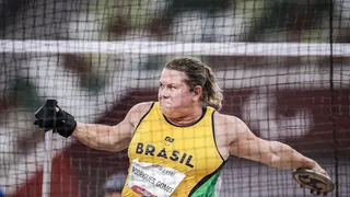 Beth Gomes quebra recorde mundial e leva ouro no  lançamento de disco