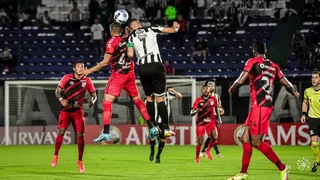 Pelas mãos de Carille, Athletico perde em Assunção na Libertadores