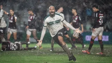 Moledo vira herói do Coritiba em empate épico contra o Athletico no Couto Pereira