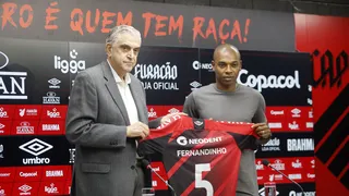 No Athletico, Fernandinho jogará atrás ou no meio? Ele que escolhe
