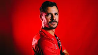 Giuliano é confirmado no Athletico e vai usar camisa histórica