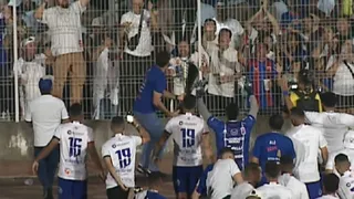 Tcheco joga troféu para a arquibancada e diz que título resgata torcedor do Paraná
