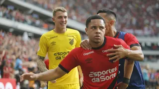 Com dancinha, Vitor Roque já iguala gols da temporada passada pelo Athletico