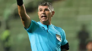 Athletico: Árbitro relata arremessos de sinalizadores e intervenção da brigada de incêndio
