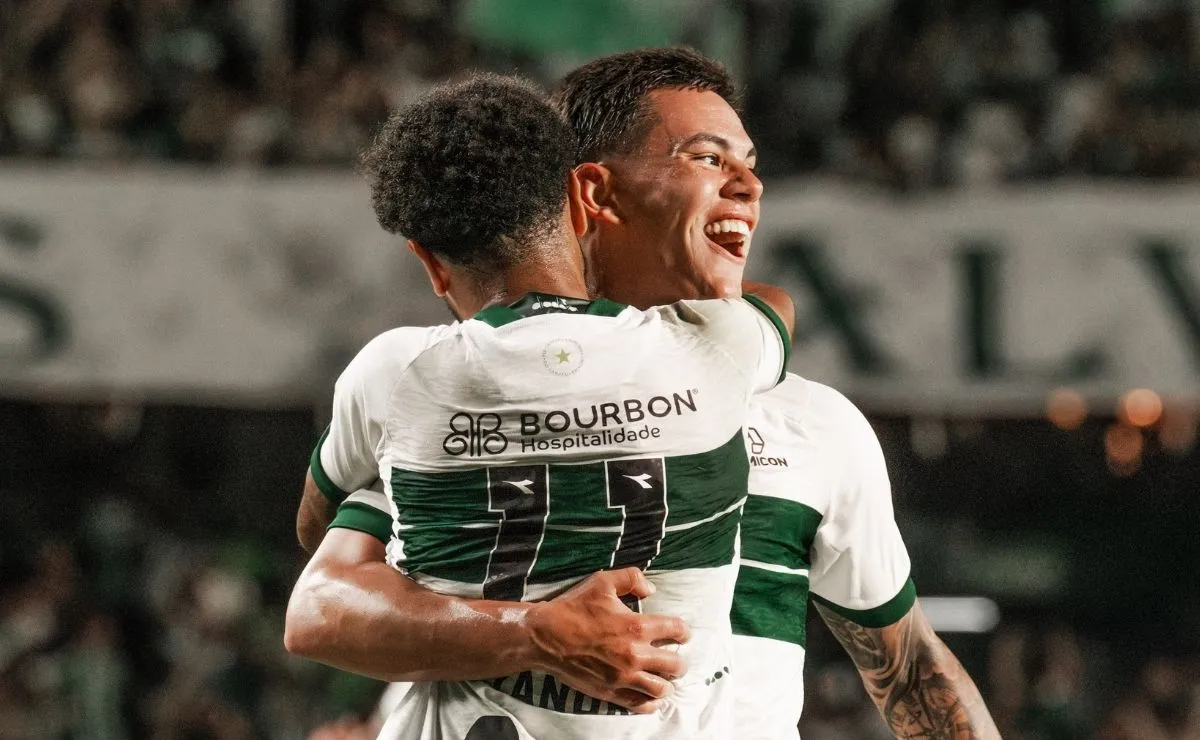 JP Chermont comemora vitória com a camisa do Coritiba