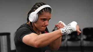 Apoiada por time de futebol, Ariane Sorriso busca primeira vitória no UFC