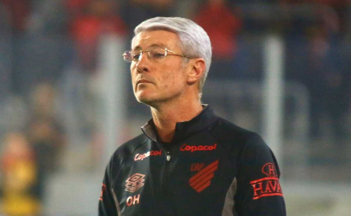 Odair Hellmann à beira do campo durante jogo do Athletico