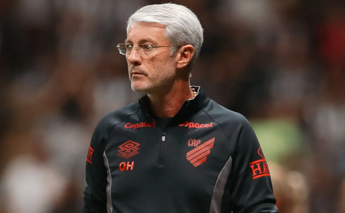 Odair Hellmann observa o Athletico durante jogo contra o Atlético-MG