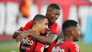 Athletico vence o Atlético-GO de virada e assume liderança isolada