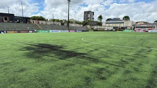 Clube paranaense dispara contra gramado bizarro de estádio na Grande Curitiba