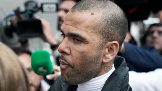 Daniel Alves se apresenta a tribunal pela primeira vez após sair da prisão