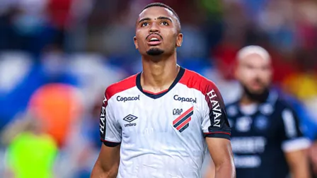 Ex-futsal, Leozinho tenta superar esquecimento no Athletico