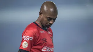 Fernandinho defende goleiro Bento após falha em gol do Corinthians