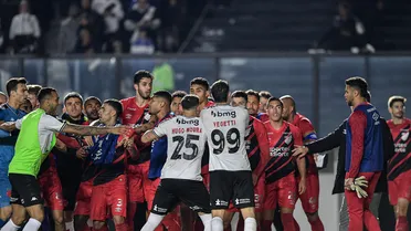 Jogador do Athletico pega gancho por briga contra o Vasco no Brasileirão