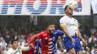 Destaque no acesso do Paraná, zagueiro entra na mira de clubes da Série B