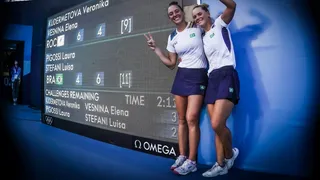 Luisa Stefani e Laura Pigossi vencem russas e faturam a medalha de bronze no tênis