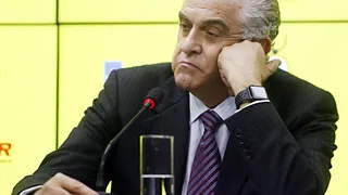 Petraglia desfigura a máxima e torna-se grande por fora e pequeno por dentro
