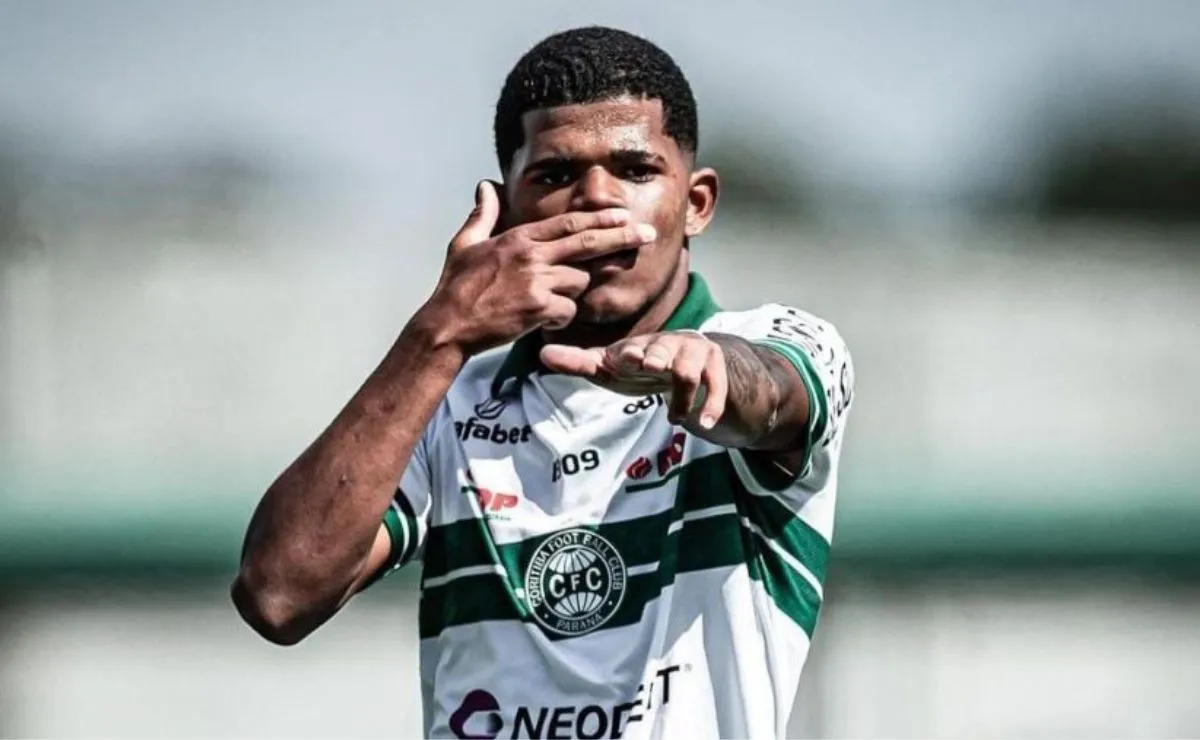 Whalacy comemora gol pelo Coritiba nas categorias de base