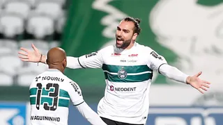 Léo Gamalho vira top-5 da artilharia do Coritiba dos últimos anos e pode bater marcas